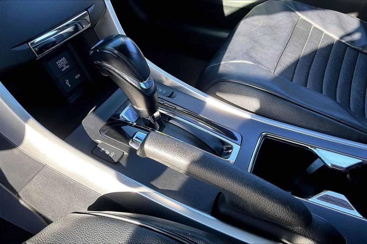 Used 2013 Silver Honda EX-L image 18