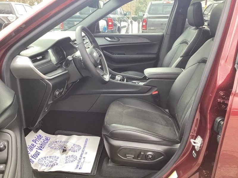 New 2025 Velvet Red Pearl-Coat Exterior Paint Jeep Altitude X image 30
