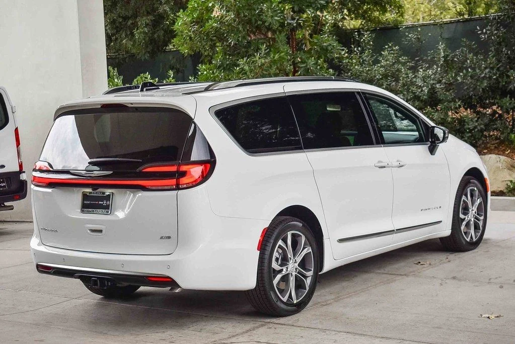 New 2026 Bright White Clear-Coat Exterior Paint Chrysler Pinnacle image 6