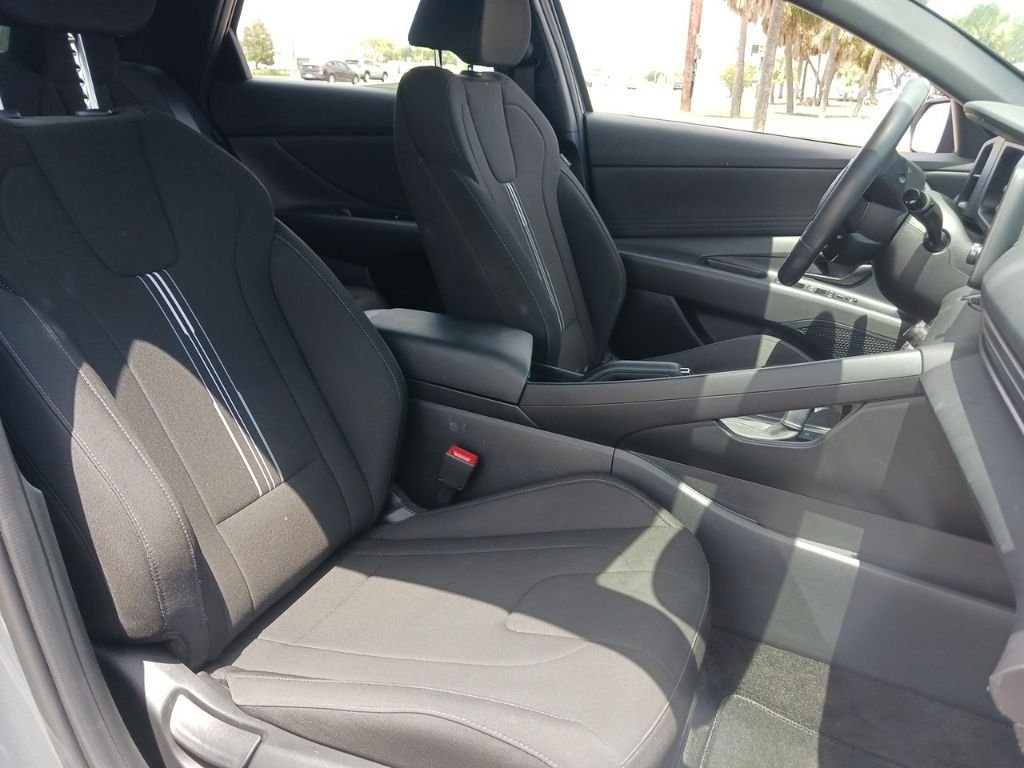 Used 2025 Gray Hyundai SEL Sport image 16