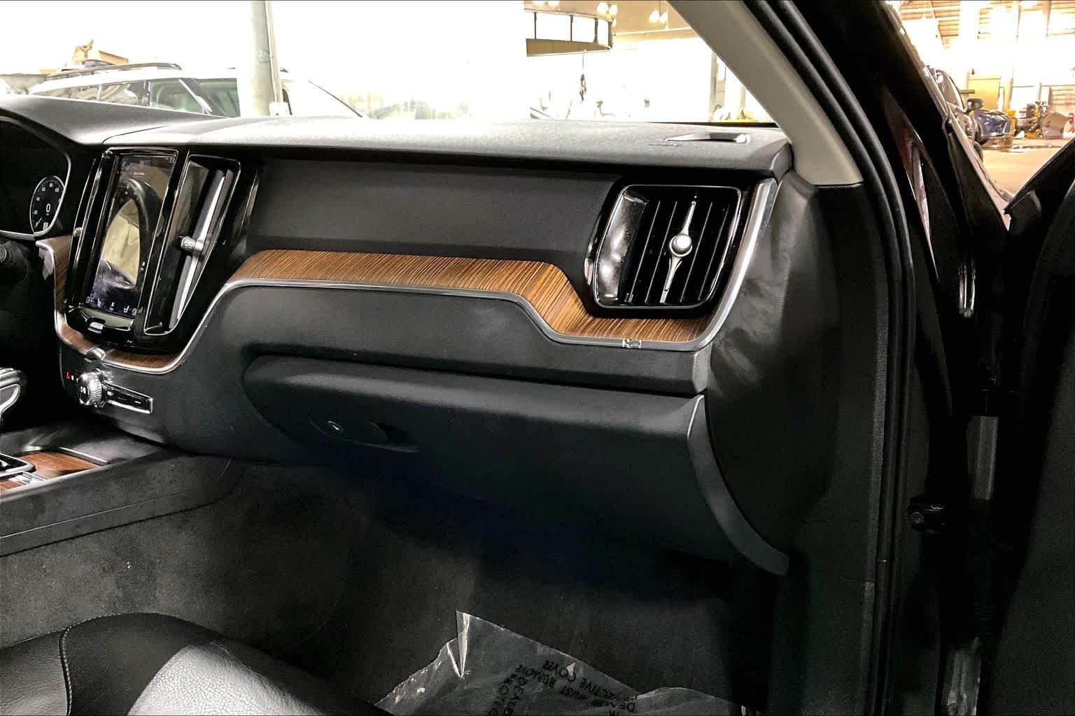 Used 2021 Onyx Black Metallic Volvo Momentum image 19