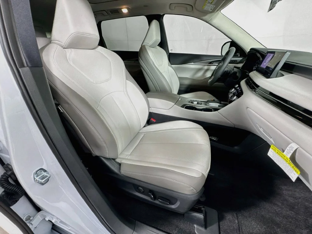 Certified Used 2027 White INFINITI PURE image 40