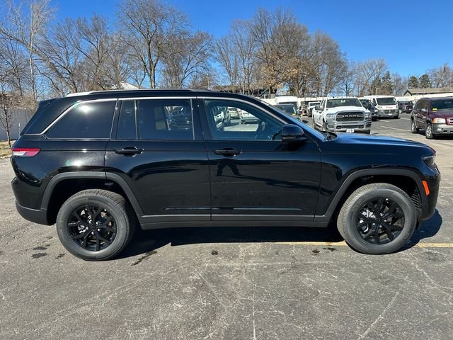 New 2026 Diamond Black Crystal Pearl-Coat Exterior Paint Jeep Laredo Altitude image 4