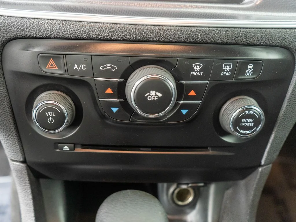 Used 2014 White Dodge SE image 19