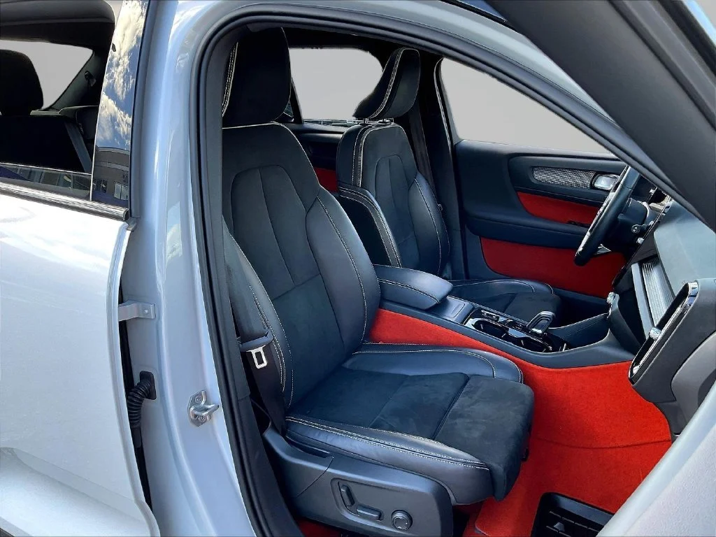 Used 2021 Crystal White Metallic Volvo R-Design image 28