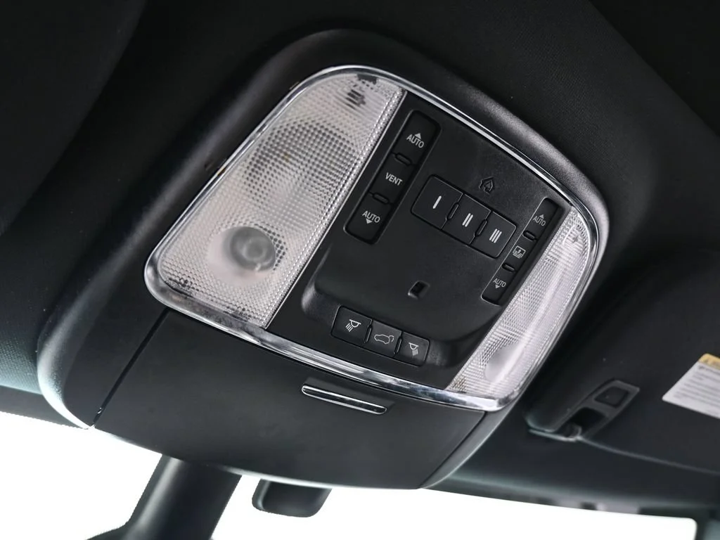 Used 2017 Diamond Black Crystal Pearlcoat Jeep Limited image 21