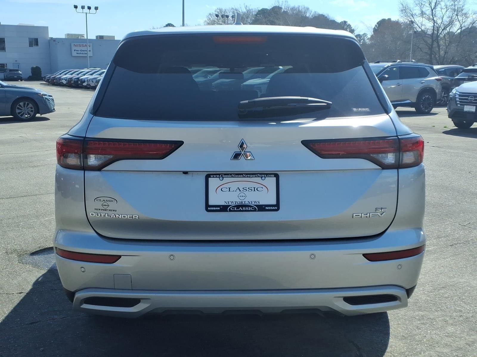 Used 2024 White Diamond/Black Roof Mitsubishi SE image 8