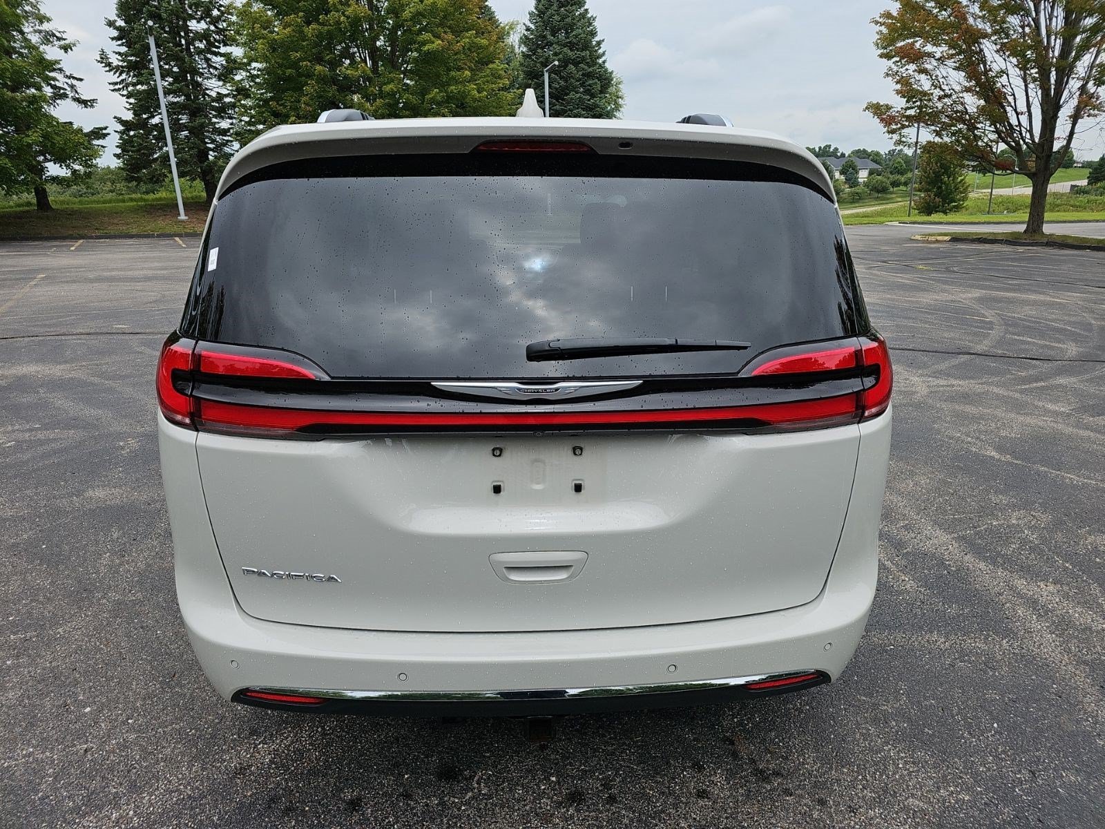 Used 2021 Luxury White Pearlcoat Chrysler Touring L image 4