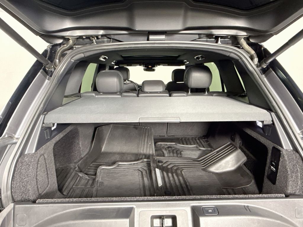 Used 2023 Gray Land Rover SE image 28