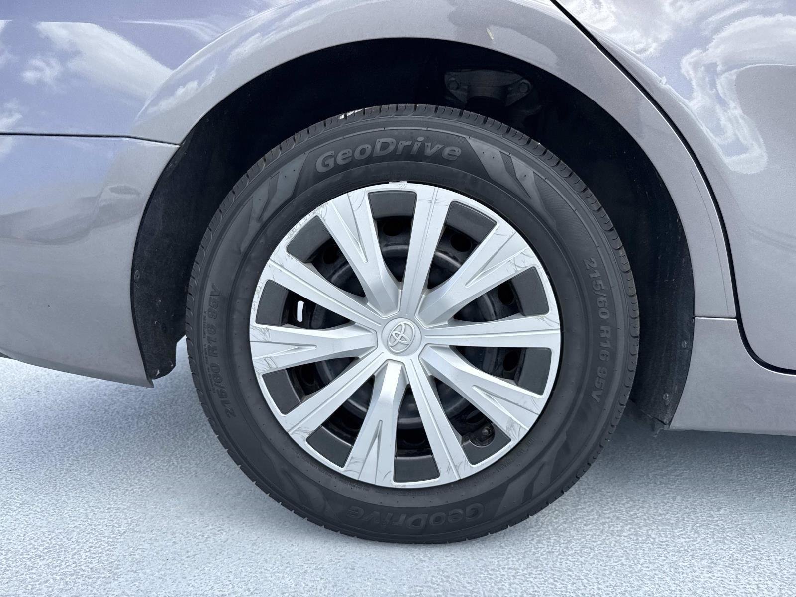 2021 Toyota Camry LE - Photo 7