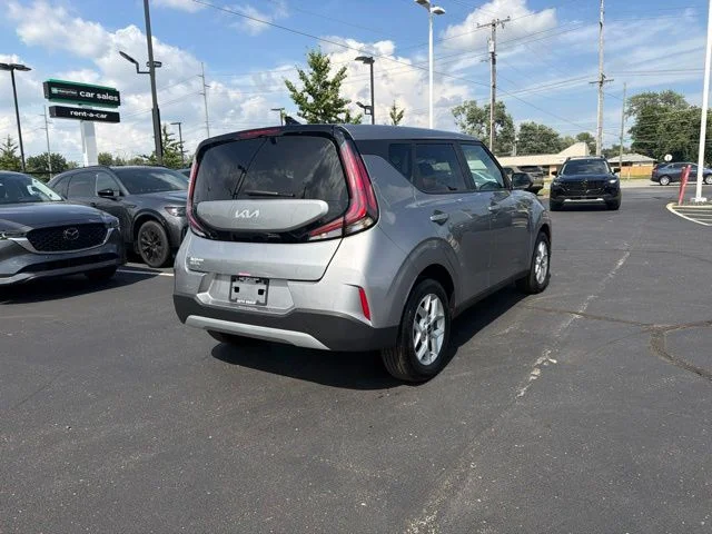 Used 2025  Kia LX image 10