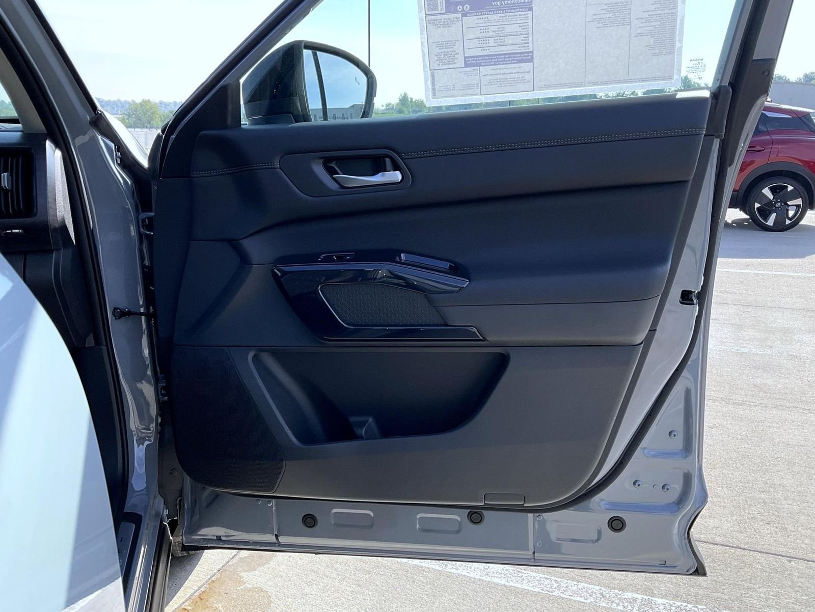 New 2026 Boulder Gray Pearl / Super Black Two-tone Nissan Platinum image 17
