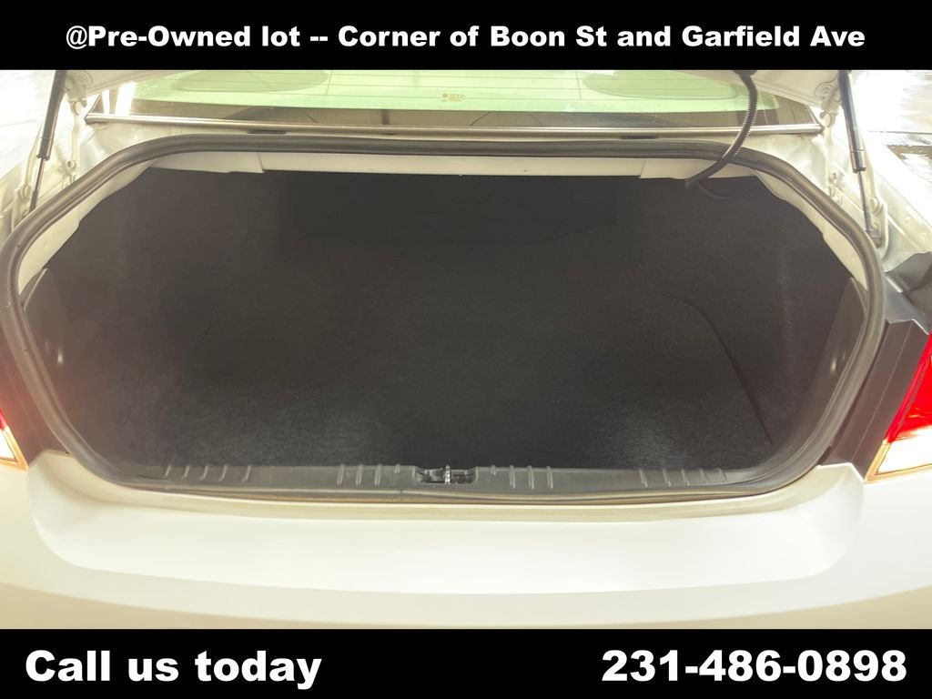 Used 2012 White Chevrolet LT image 22