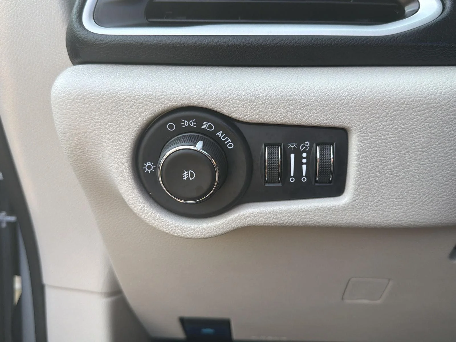 Used 2023 Silver Mist Clearcoat Chrysler Touring L image 17