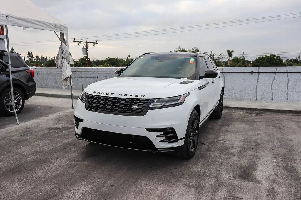 Used 2023  Land Rover R-Dynamic S MHEV image 4