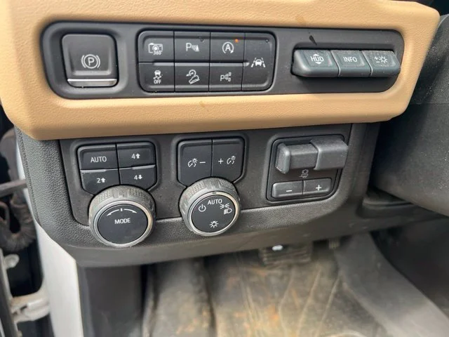 Used 2023 IRIDESCENT PEARL TRICOAT Chevrolet Premier image 28