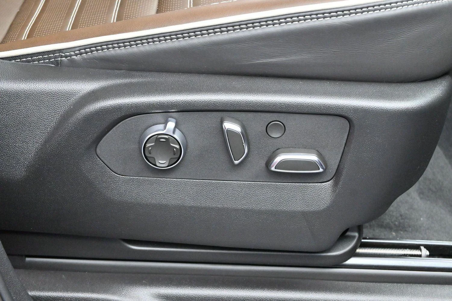 Used 2025 Volcanic Red Tintcoat GMC Denali Ultimate image 39