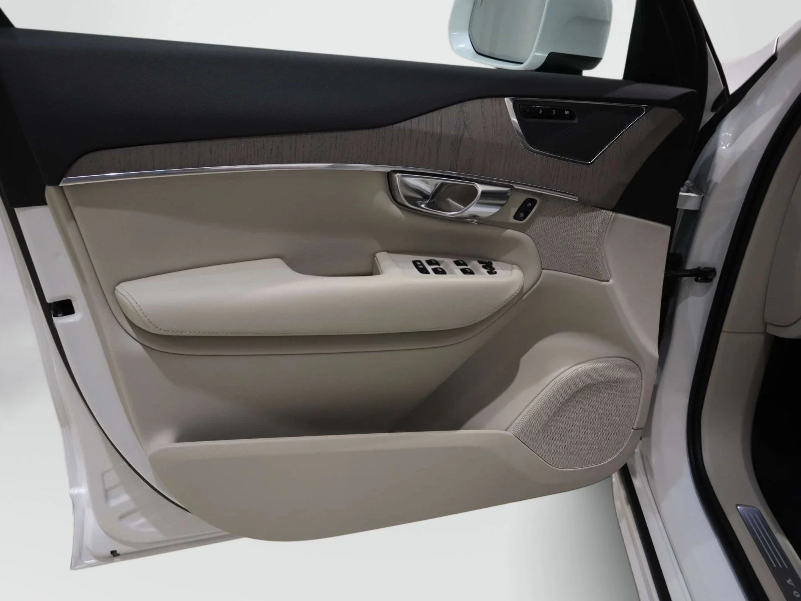 Used 2025 White Volvo Plus image 19