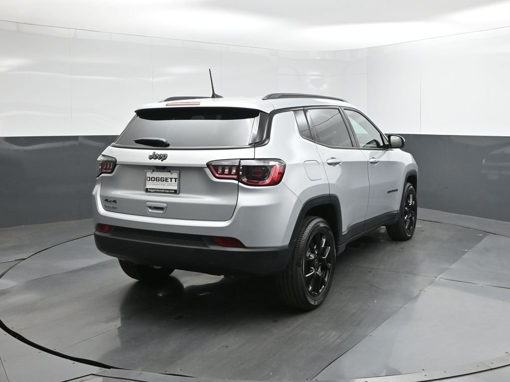 New 2026 Silver Zynith Metallic Clearcoat Jeep Latitude image 11