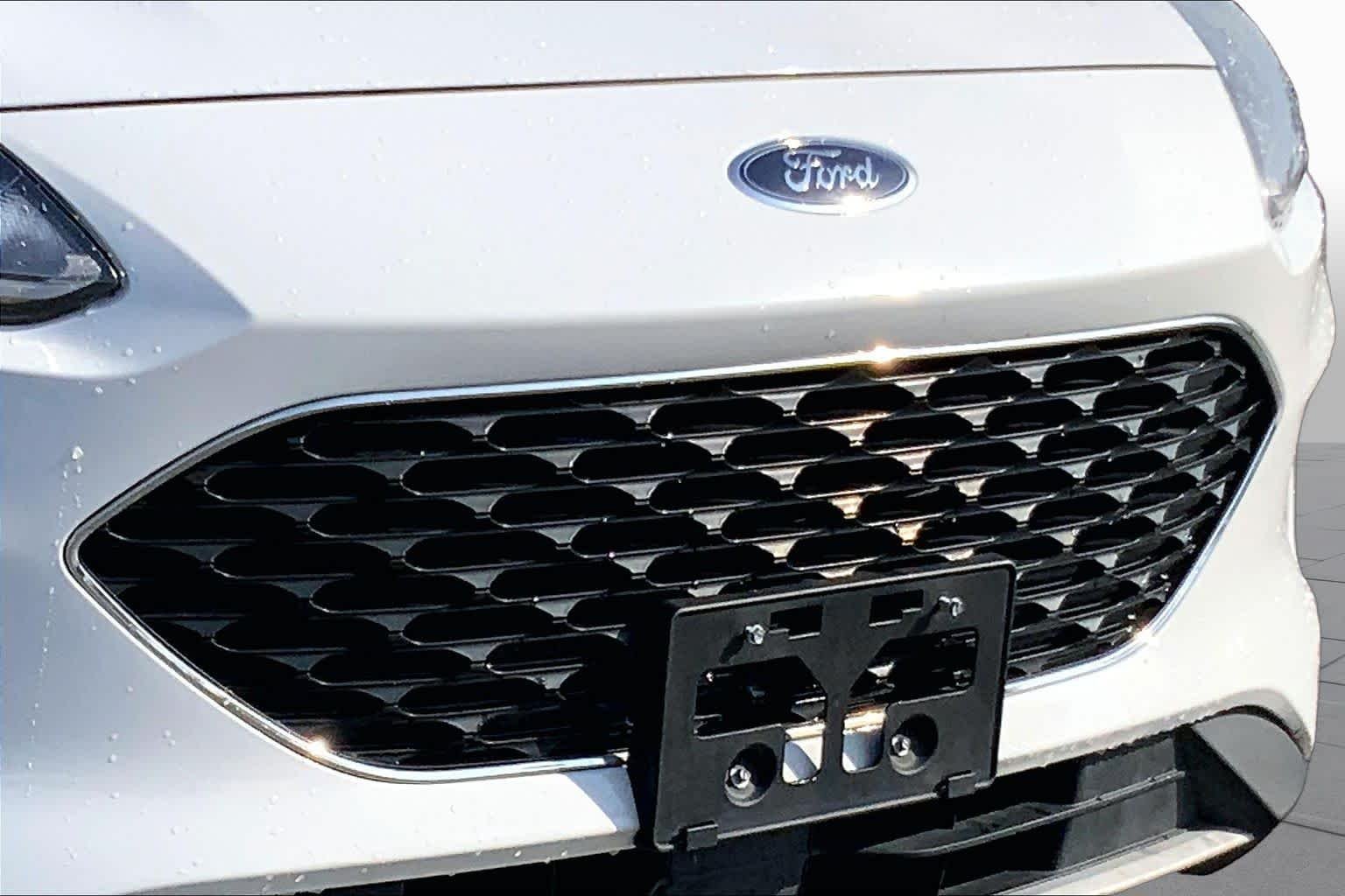 Certified Used 2021 Oxford White Ford SE image 26
