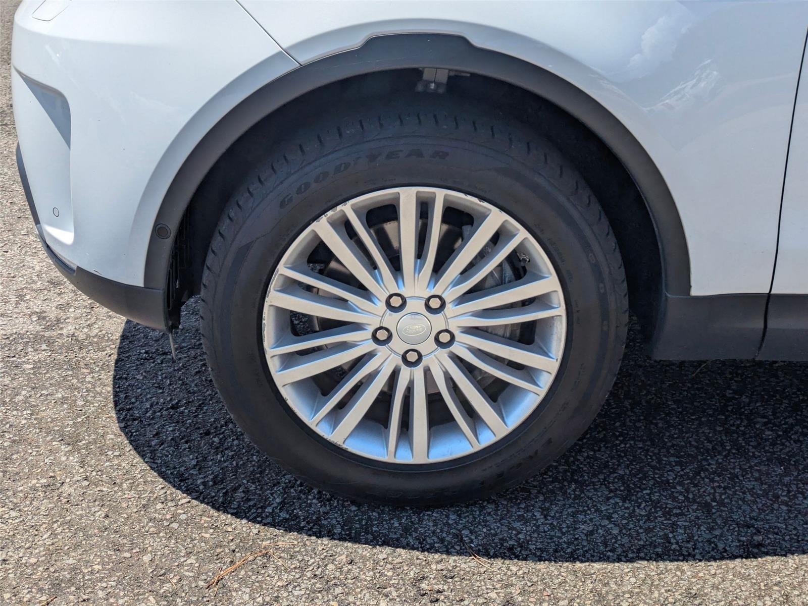 Used 2018 Fuji White Land Rover HSE Luxury image 15