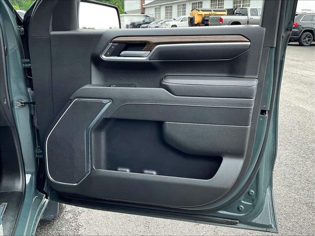 Used 2025 Gray Chevrolet LT image 26