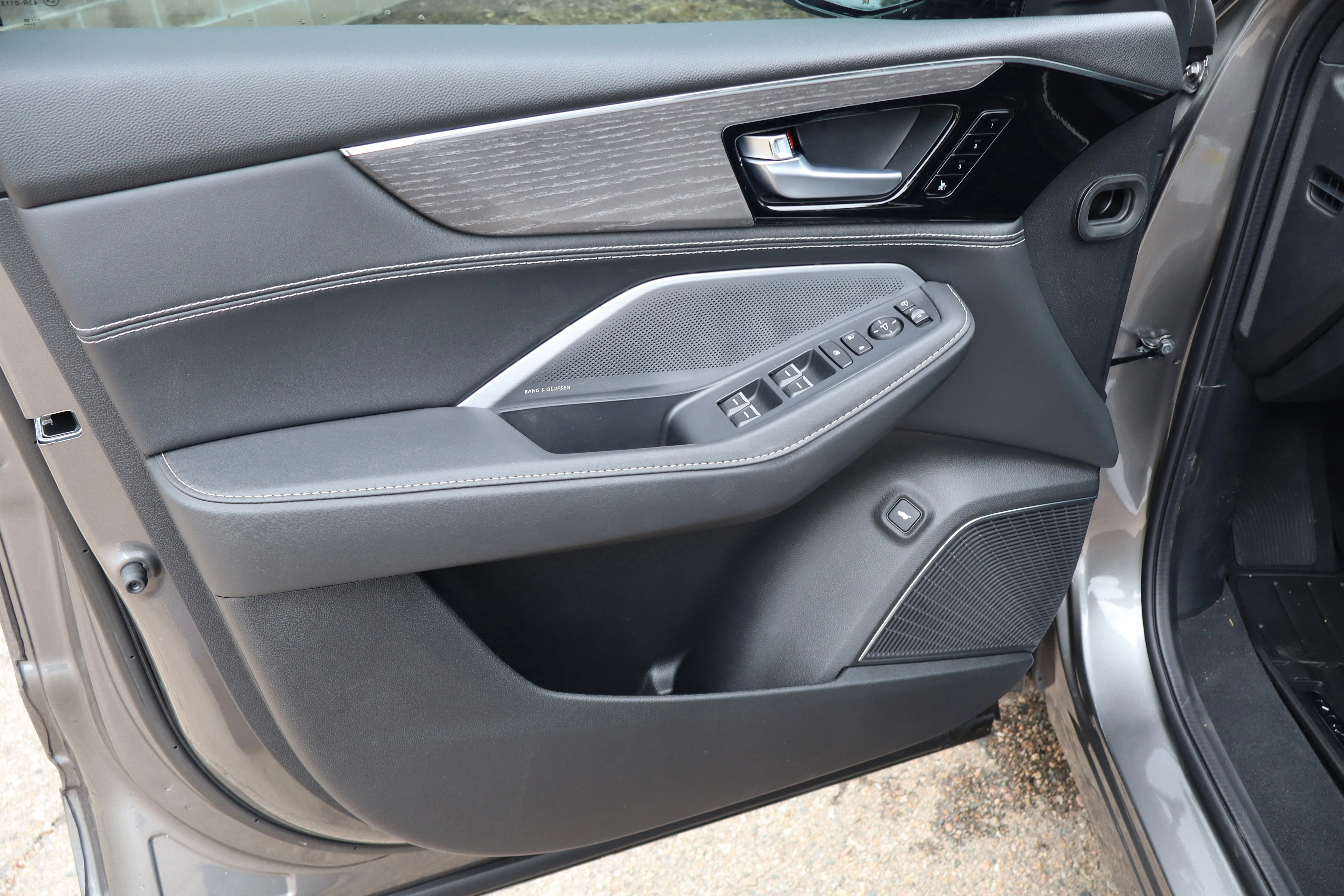 New 2026 Liquid Carbon Metallic Acura w/Advance Package image 23