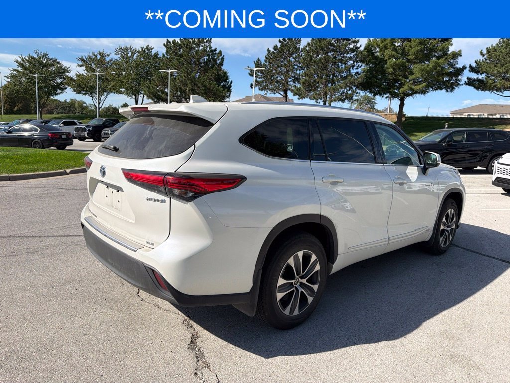 Used 2021 White Toyota XLE image 7