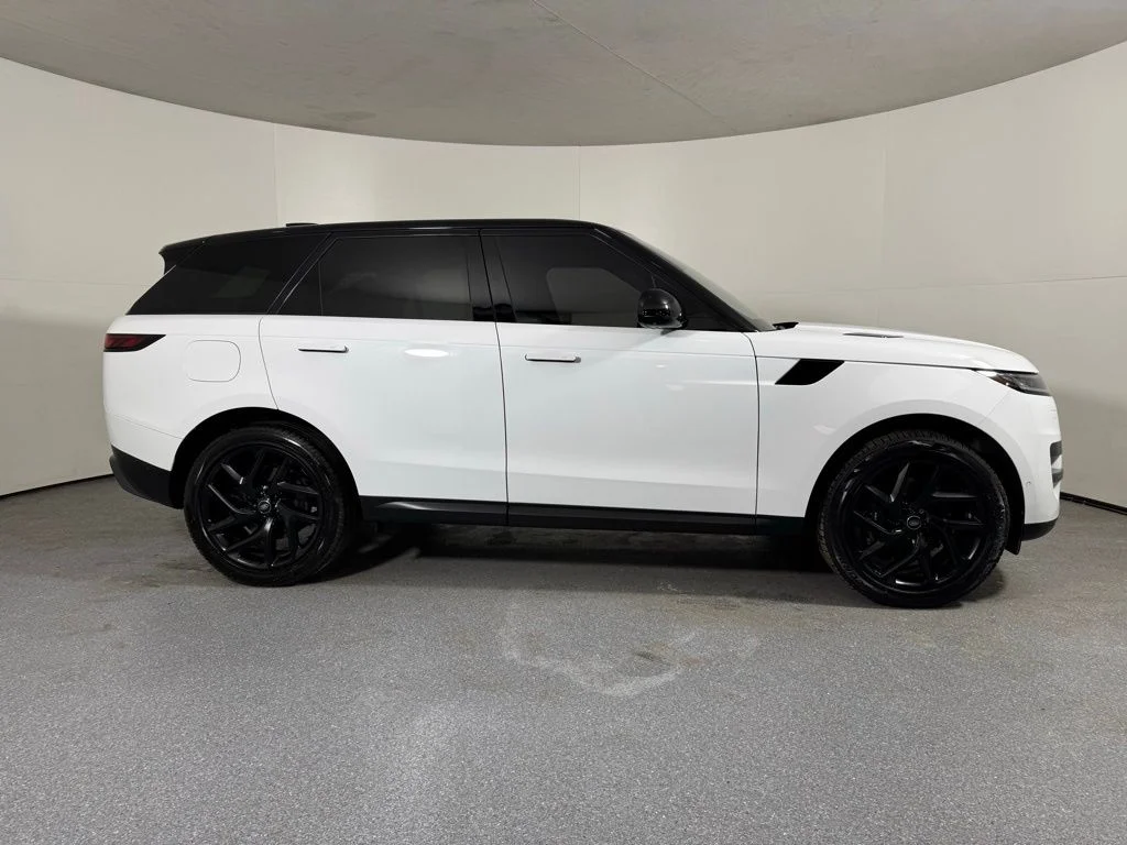 Used 2023 Fuji White Land Rover SE image 5