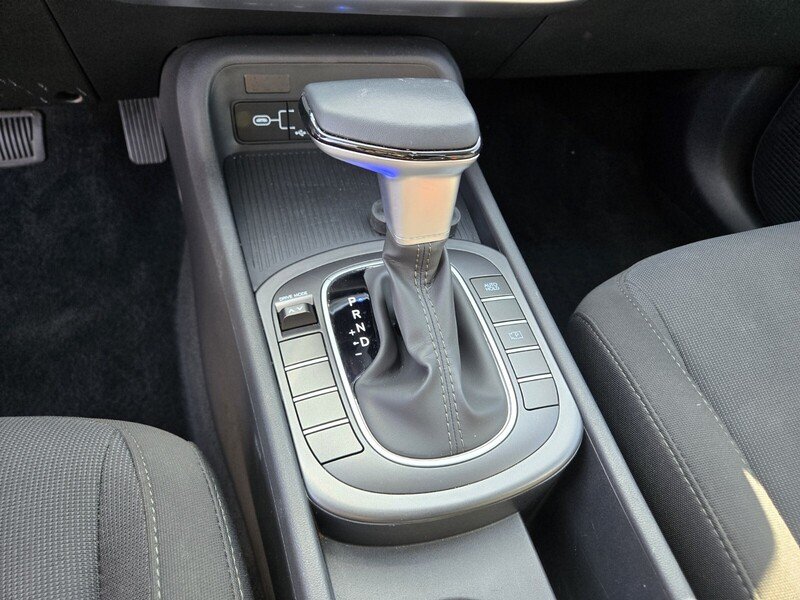 Used 2025 White HYUNDAI SEL FWD image 22