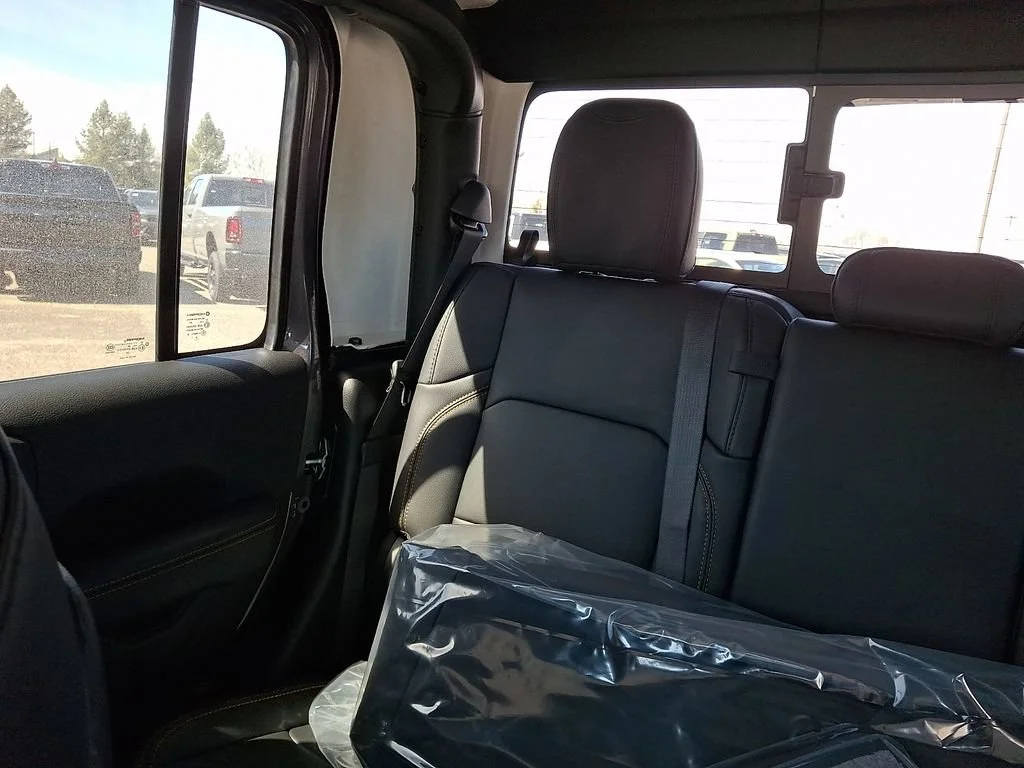 New 2026 Granite Crystal Metallic Clearcoat Jeep Sahara image 13