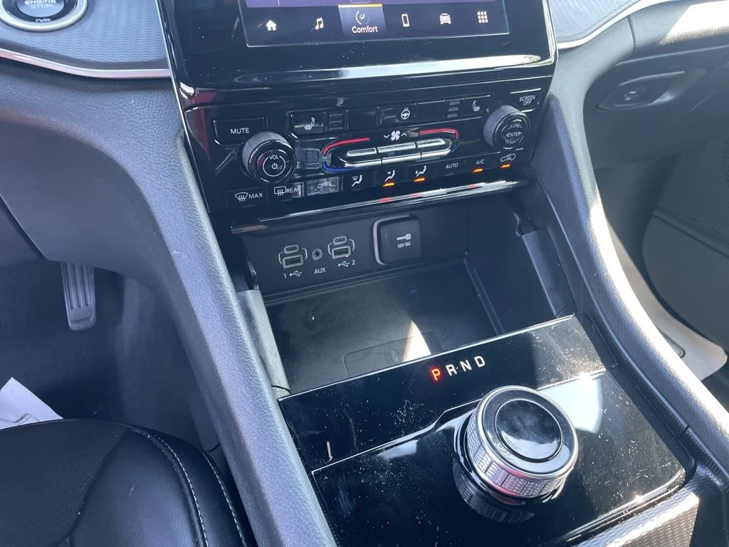 Used 2024 White Jeep Altitude image 27