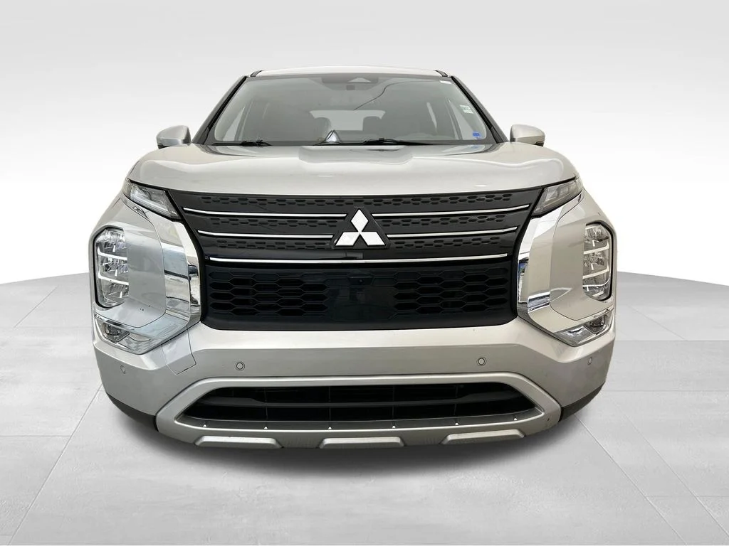 Used 2024 Silver Mitsubishi SE image 8