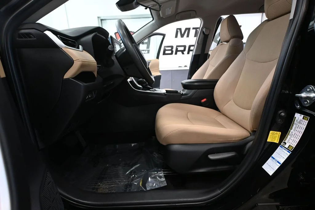 2022 Toyota RAV4 LE - Photo 20