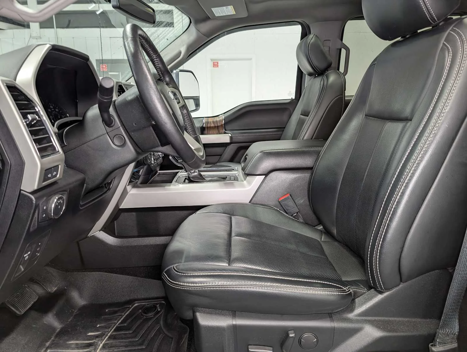 Used 2019 Magma Red Metallic Ford LARIAT image 4