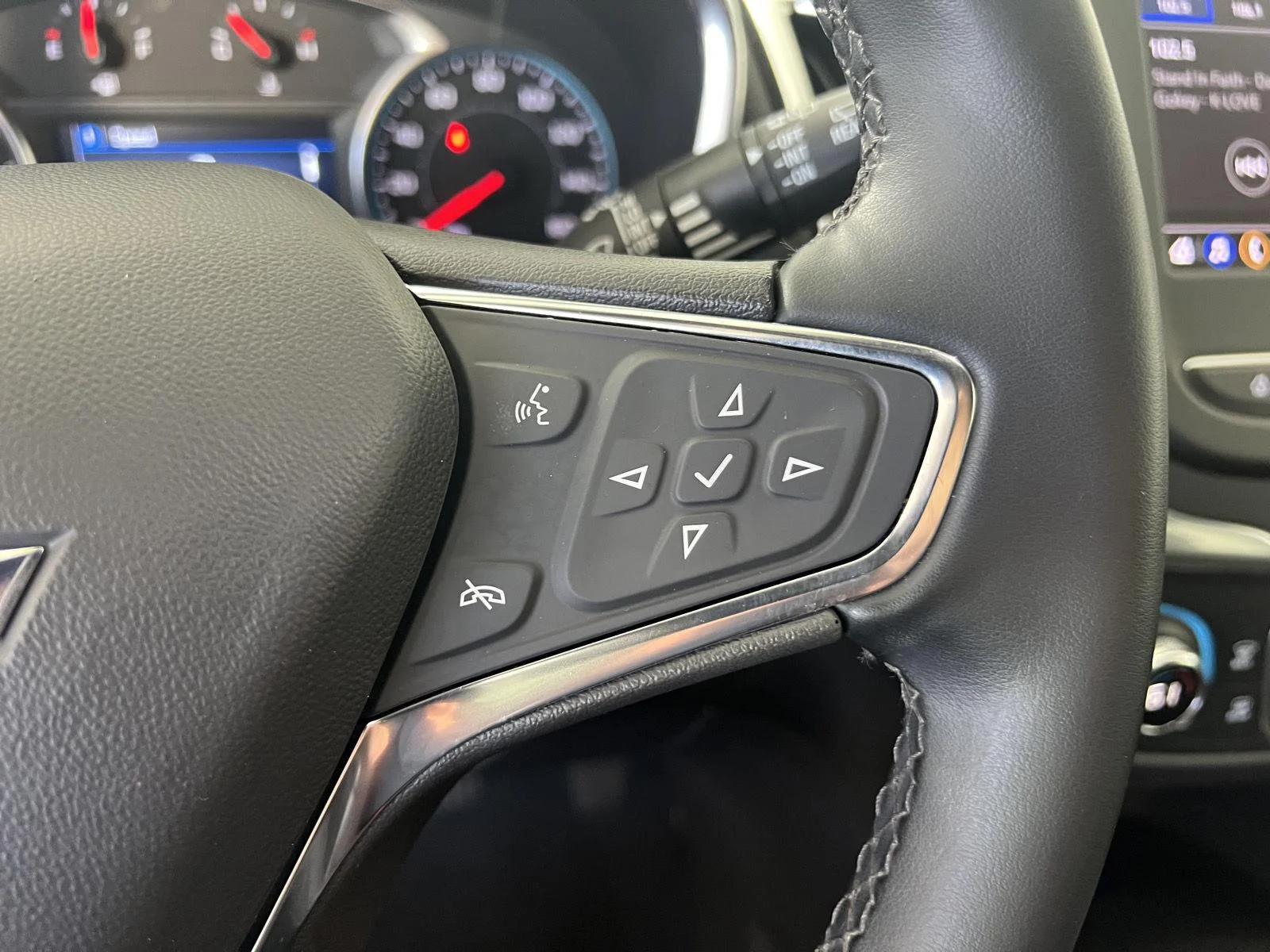 Used 2024 Summit White Chevrolet LT image 10