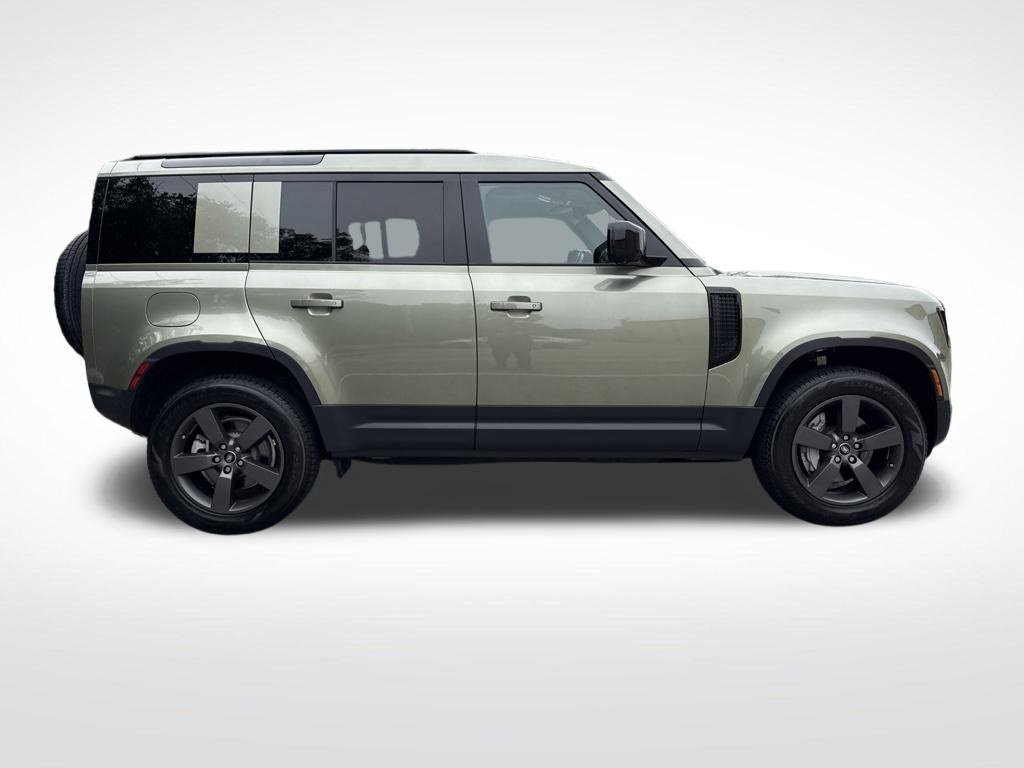 Used 2025 Green Land Rover S image 4