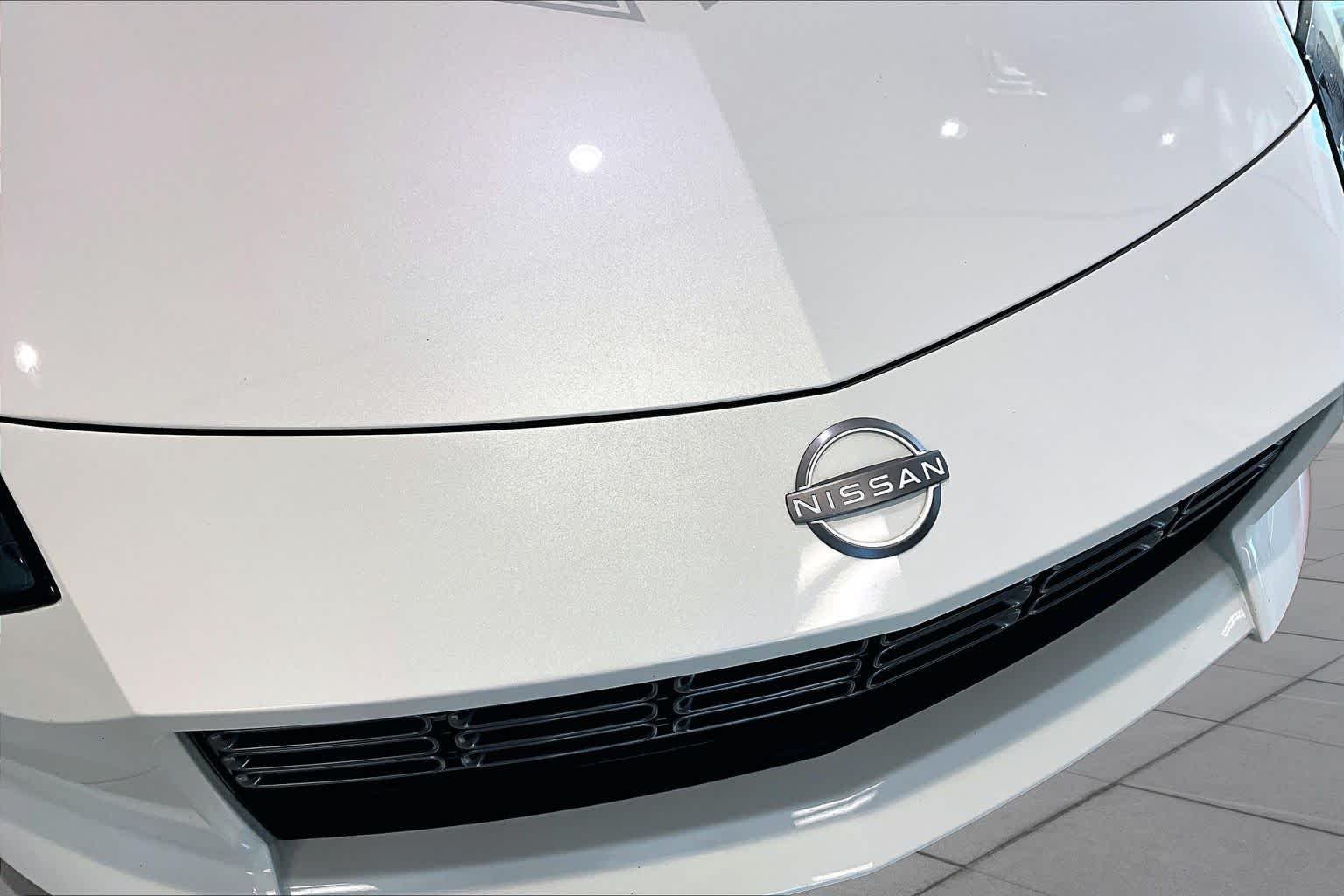 Used 2025 Pearl White Tricoat/Super Black Nissan Performance image 26