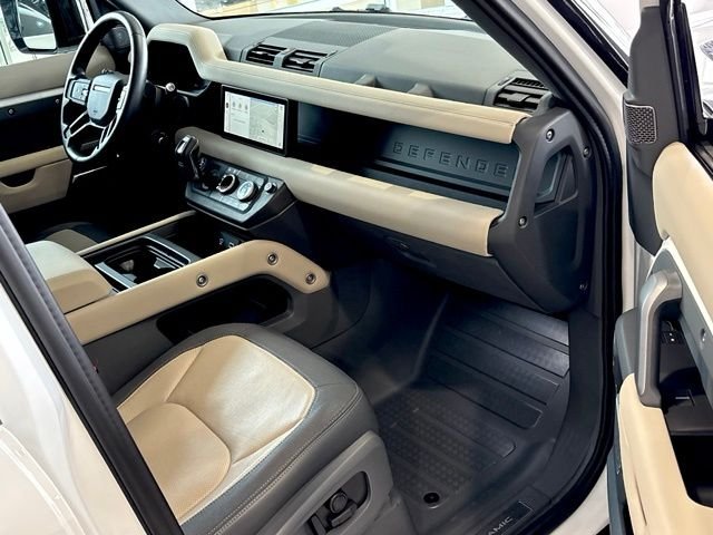 Used 2024 White Land Rover X-Dynamic SE image 39