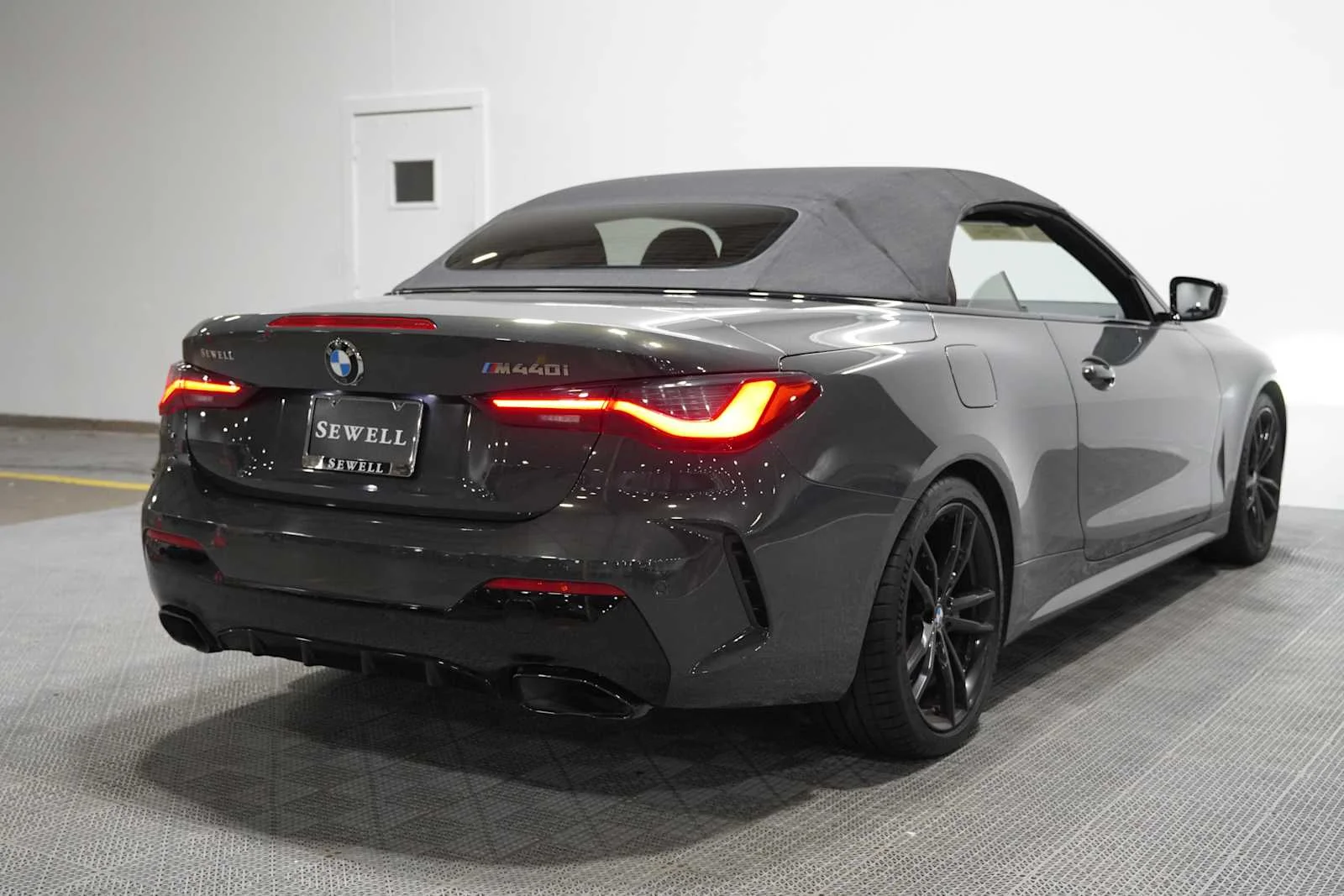 Used 2022 Dravit Grey Metallic BMW M440i image 4