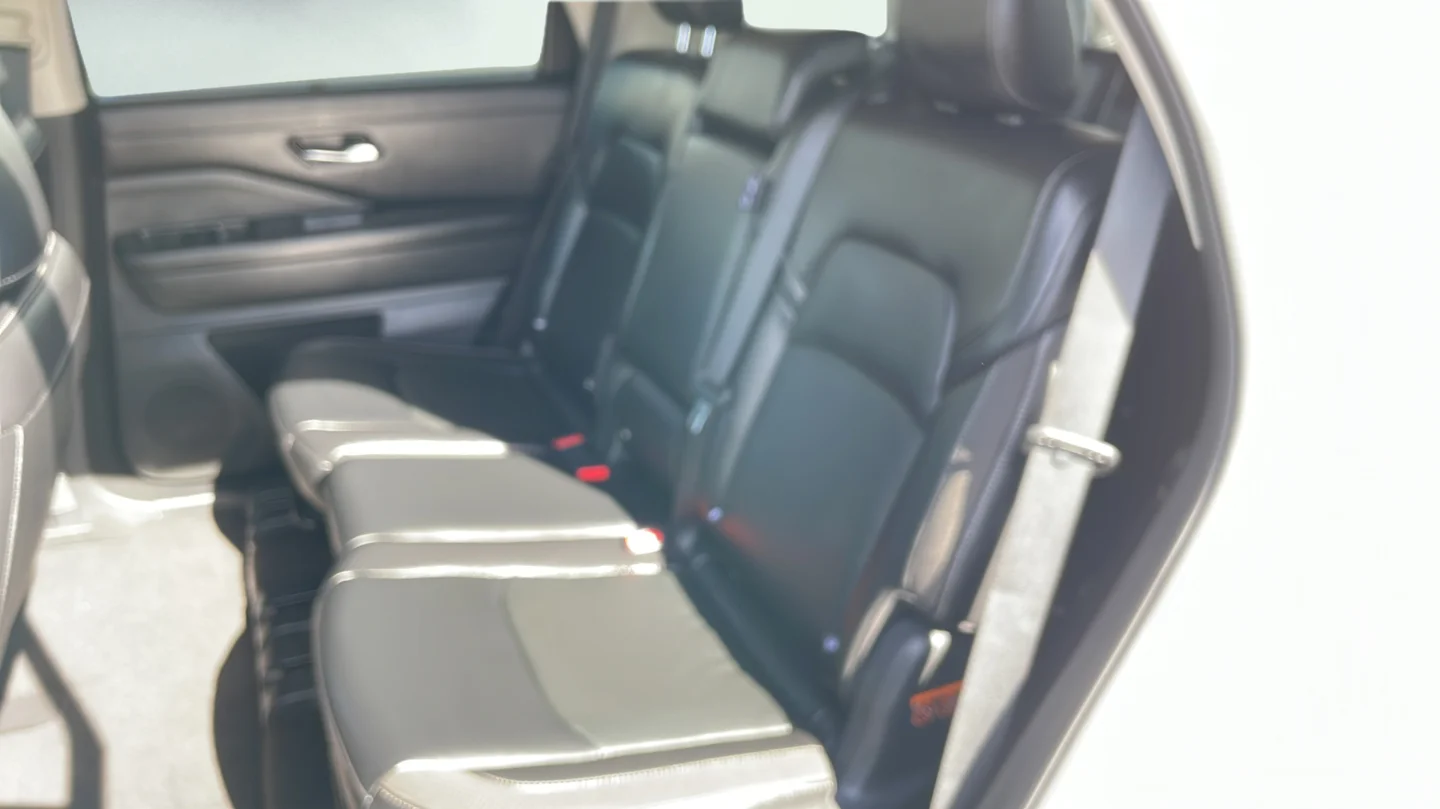 Used 2022 White Nissan SL image 18