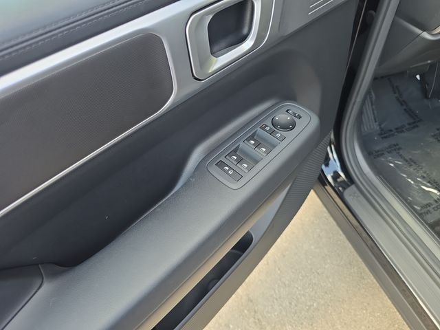 Used 2025 Black Hyundai SE image 11