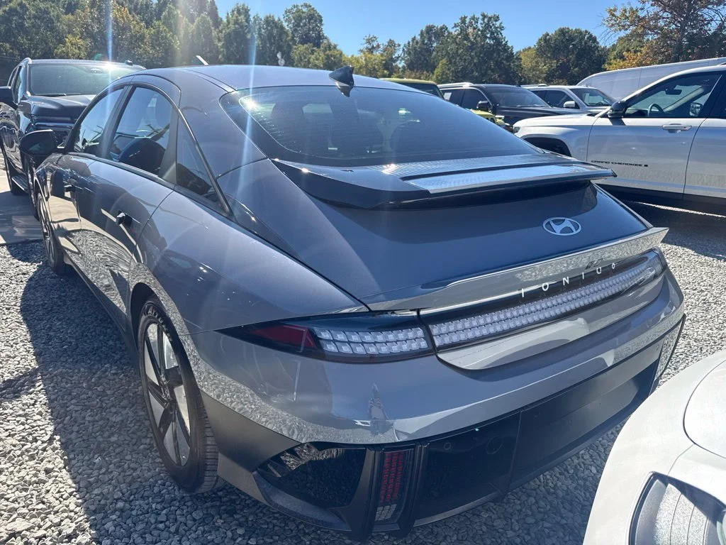 Used 2024 Blue Hyundai SE image 4