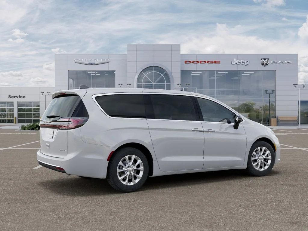 New 2026 Bright White Clear-Coat Exterior Paint Chrysler Limited image 4