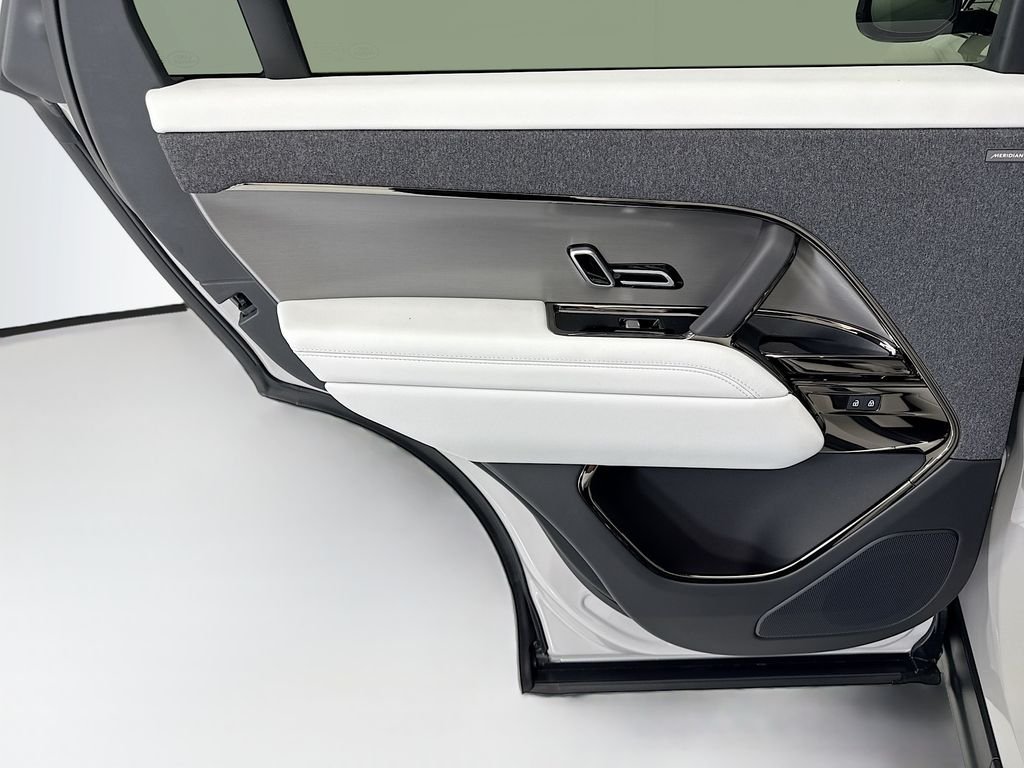 New 2026 Borasco Grey Land Rover SE image 25