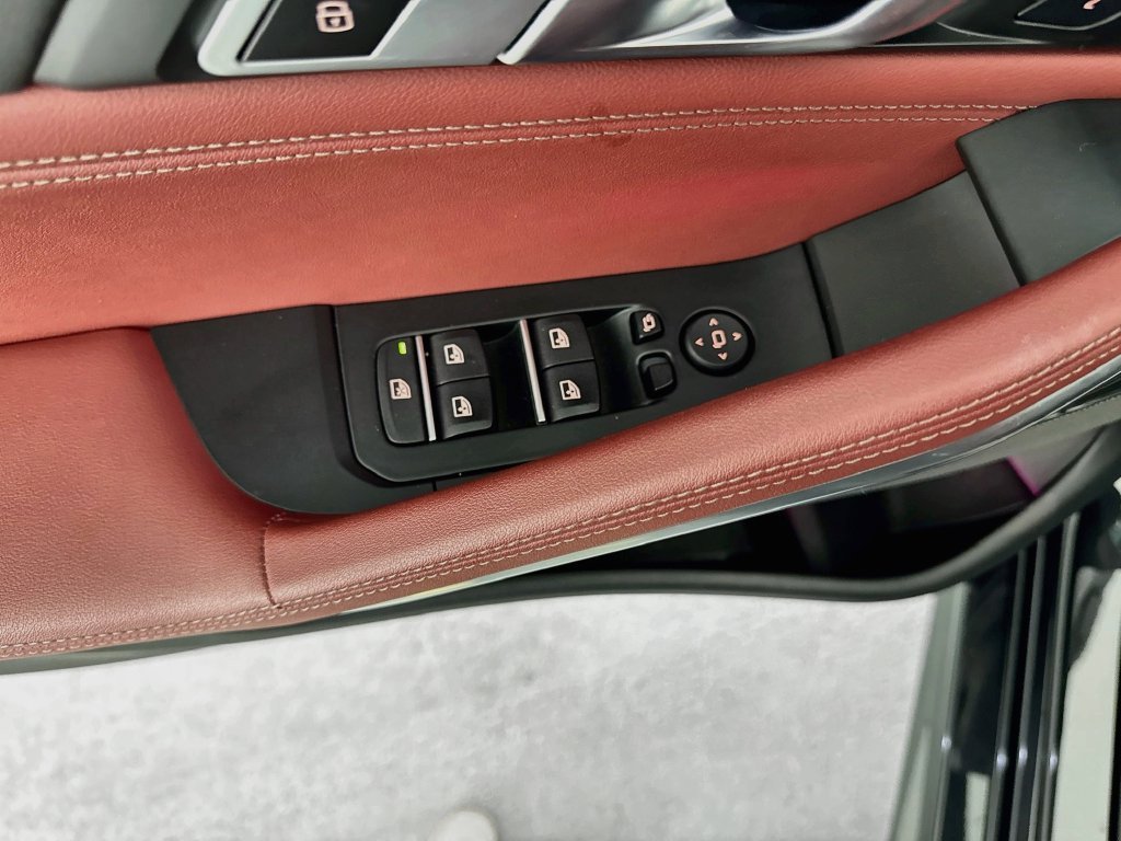 Used 2024 Black BMW xDrive40i image 18