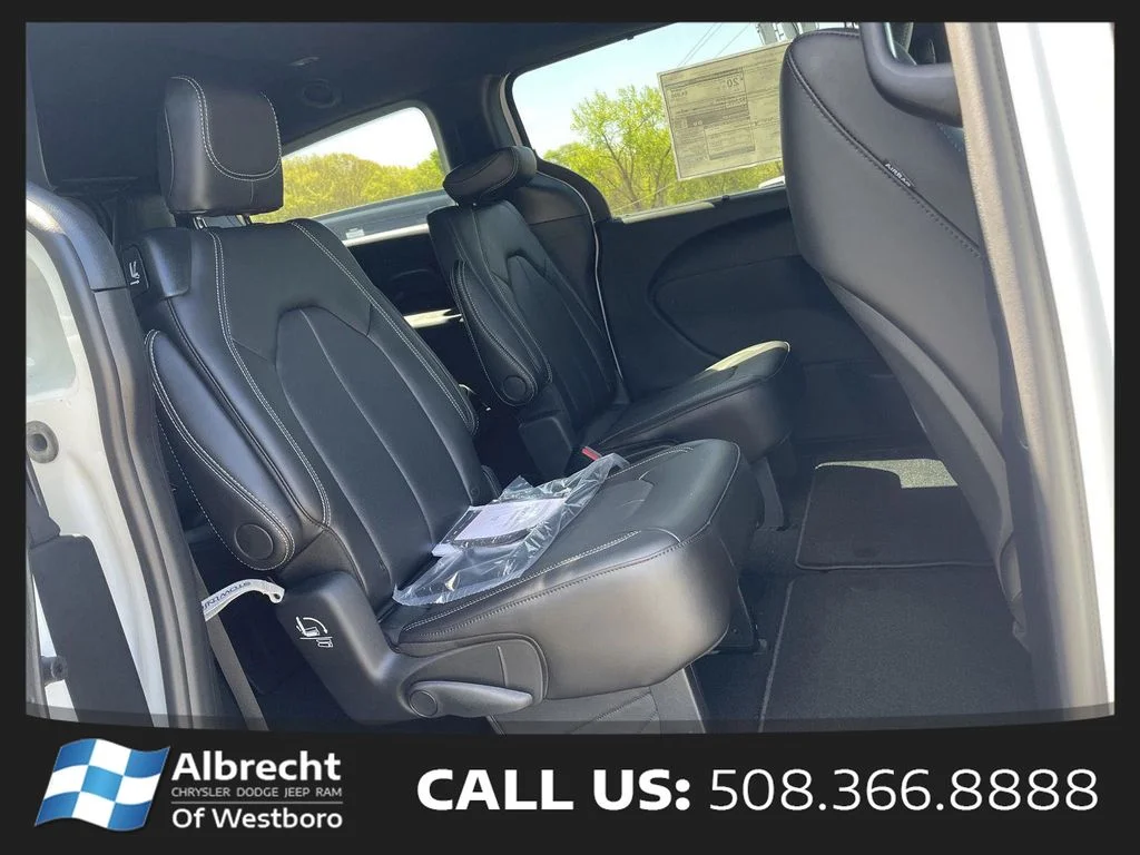 New 2026 Bright White Clear-Coat Exterior Paint Chrysler Select image 15