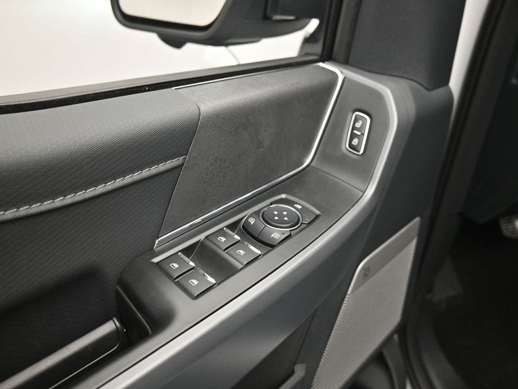 New 2025 Oxford White Ford XLT image 11