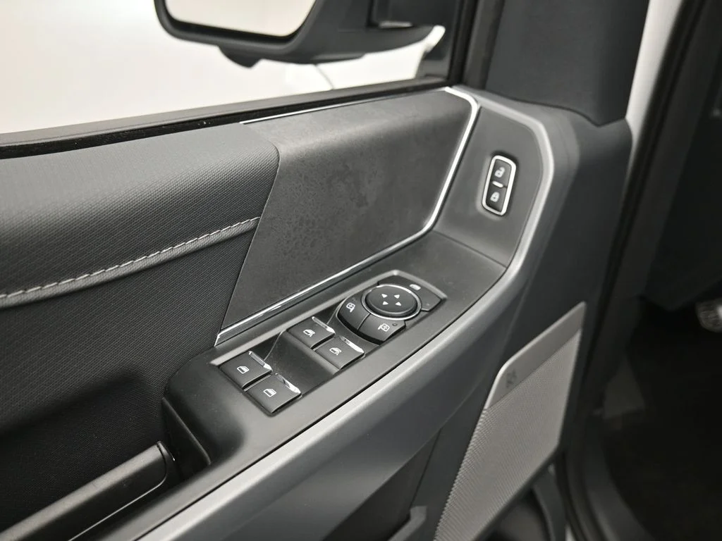 New 2025 Oxford White Ford XLT image 11