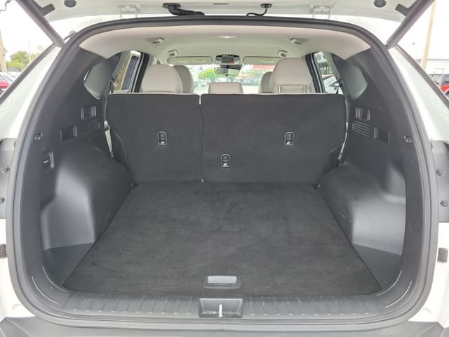Used 2025 White Hyundai SEL image 9